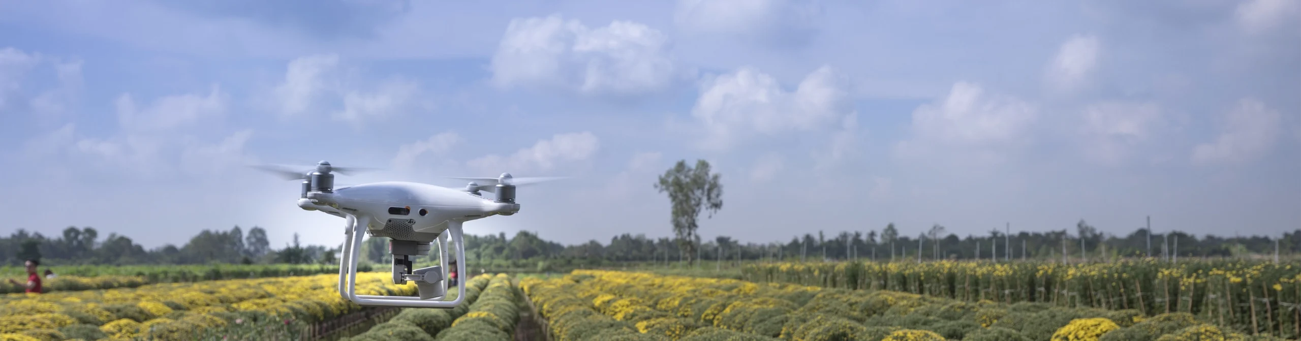 Dron haciendo sobrevuelo para toma de datos topográficos